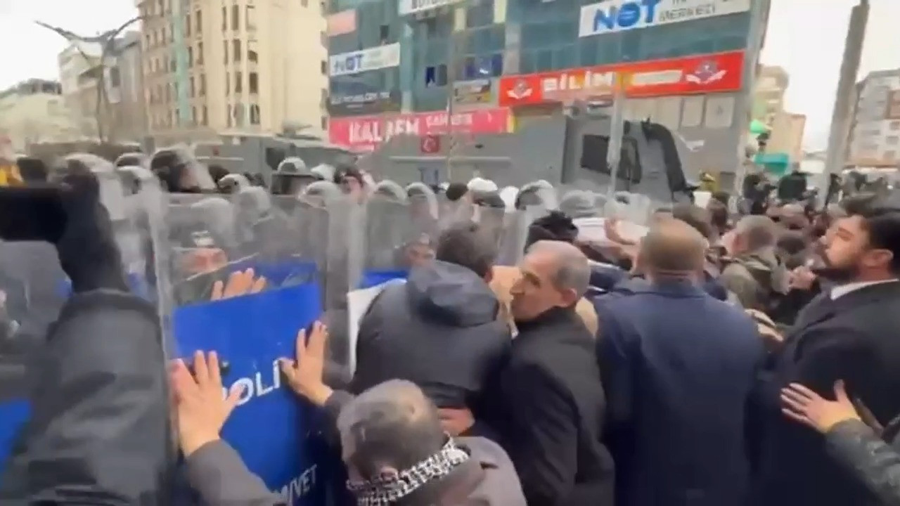 Van'da yürüyüşe polis müdahalesi: Abdullah Zeydan ve çok sayıda kişi gözaltında