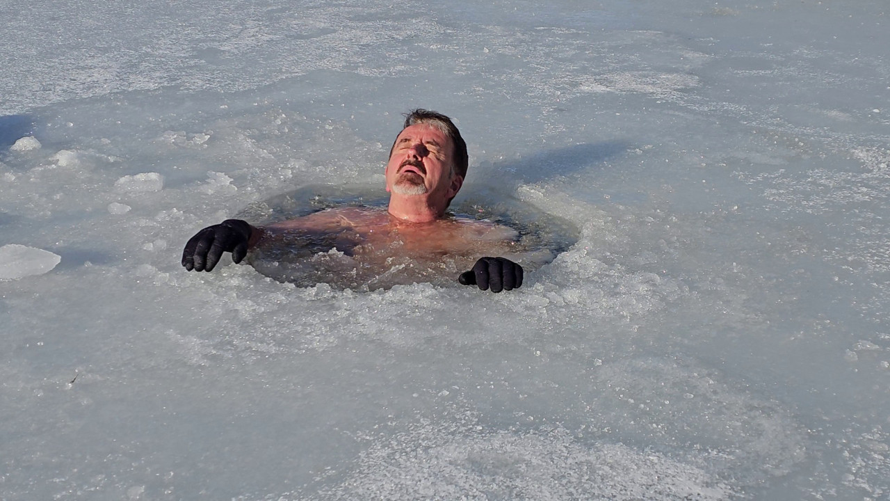 Antarktika değil Bursa! Buz kırıp gölün içine atladı