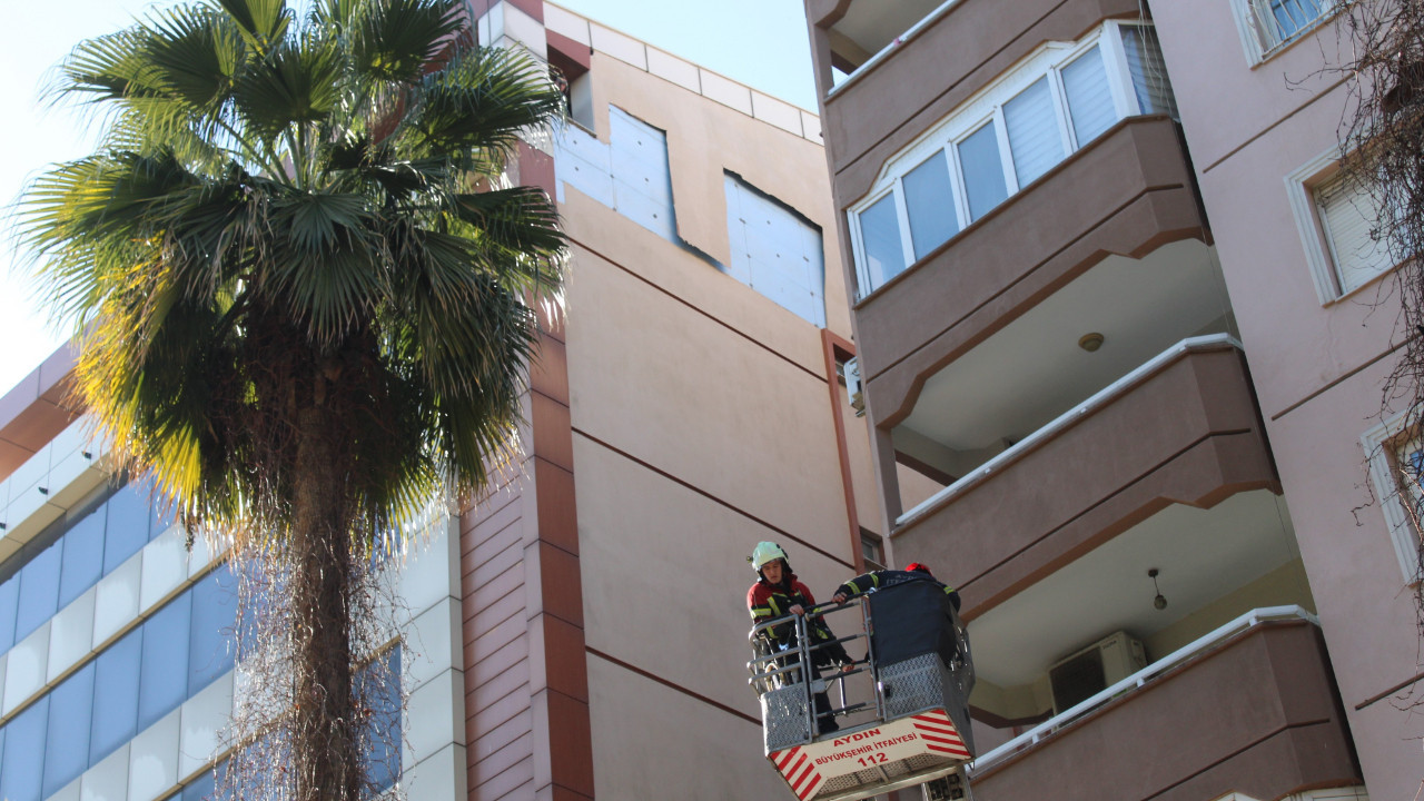 Binanın dış cephesi koptu, faciadan dönüldü