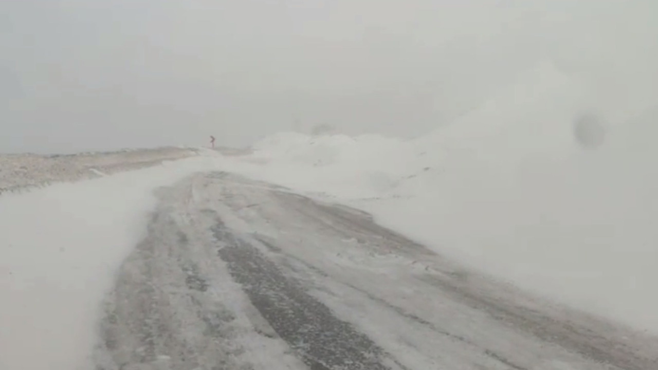 Çığ düşen yol trafiğe kapandı