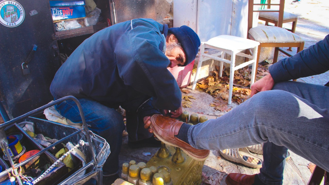 Günde 200 - 300 TL kazanarak yaşamaya çalışıyor