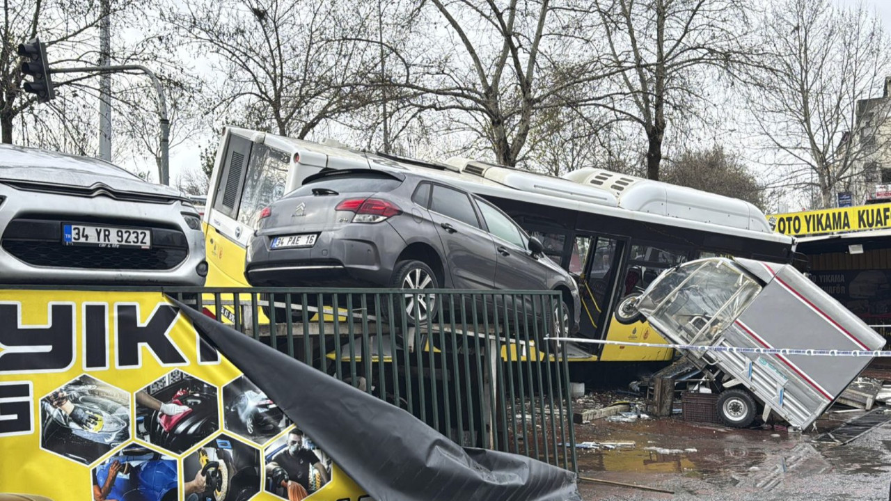 İETT otobüsü otoparka daldı