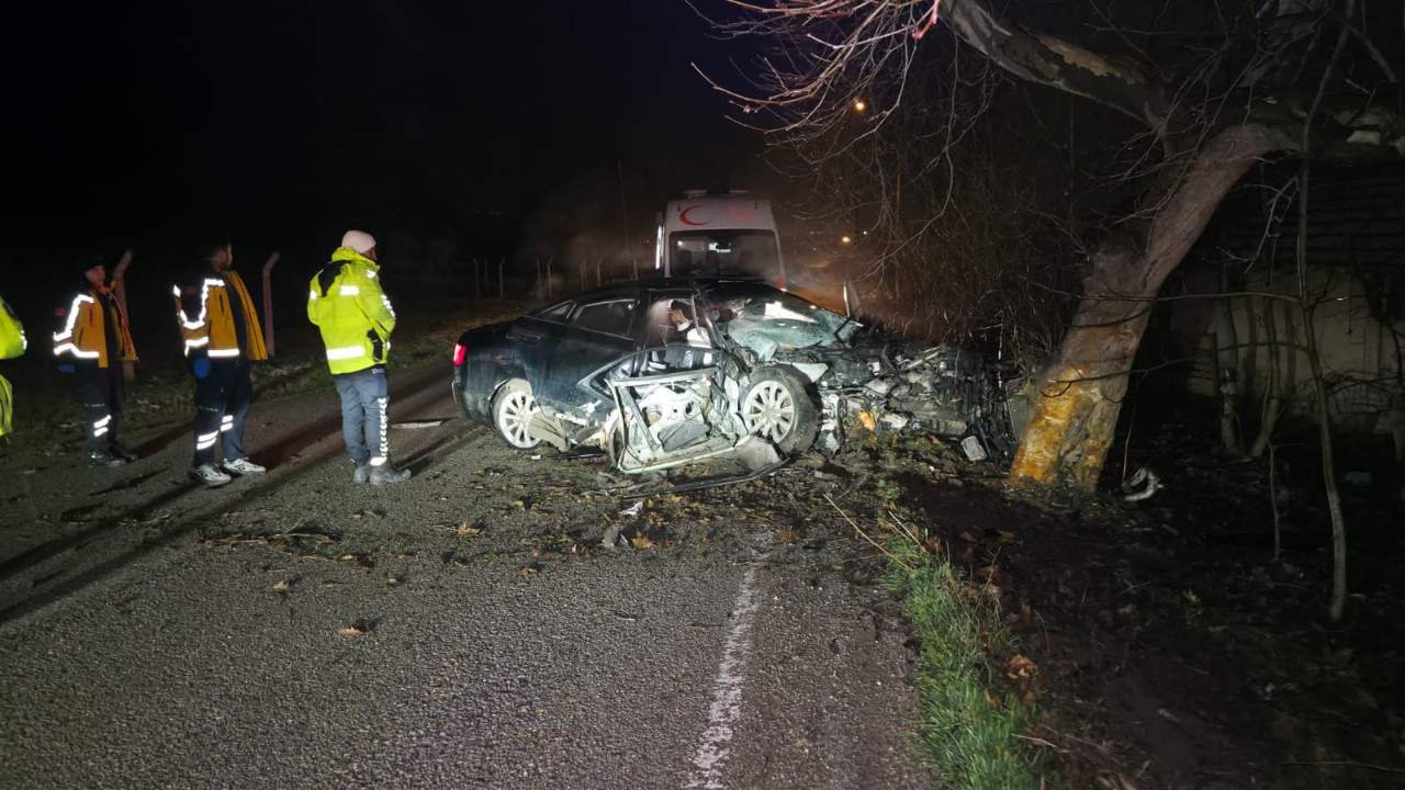 İnegöl’de otomobil ağaca çarptı: 2 ölü, 2 yaralı