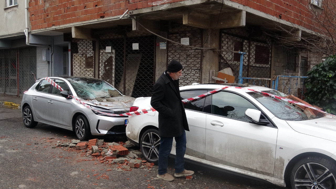 İstanbul'da balkon çöktü: Araçlar zarar gördü