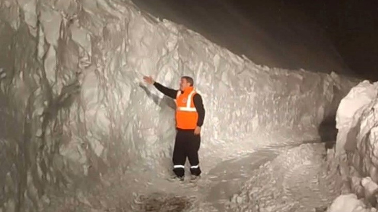 Kar kalınlığı 3 metreyi aştı, yollar kapandı