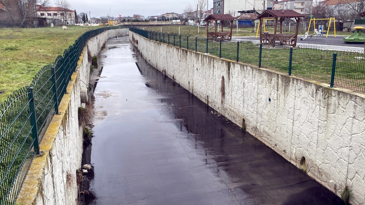 Karaağaç Deresi siyah renkte akmaya başladı