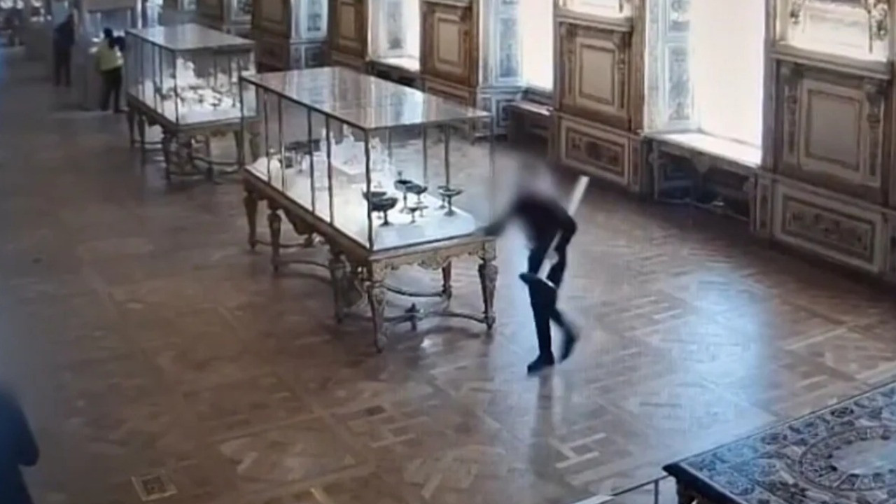 Louvre Müzesi soygununa ait yeni görüntüler ortaya çıktı