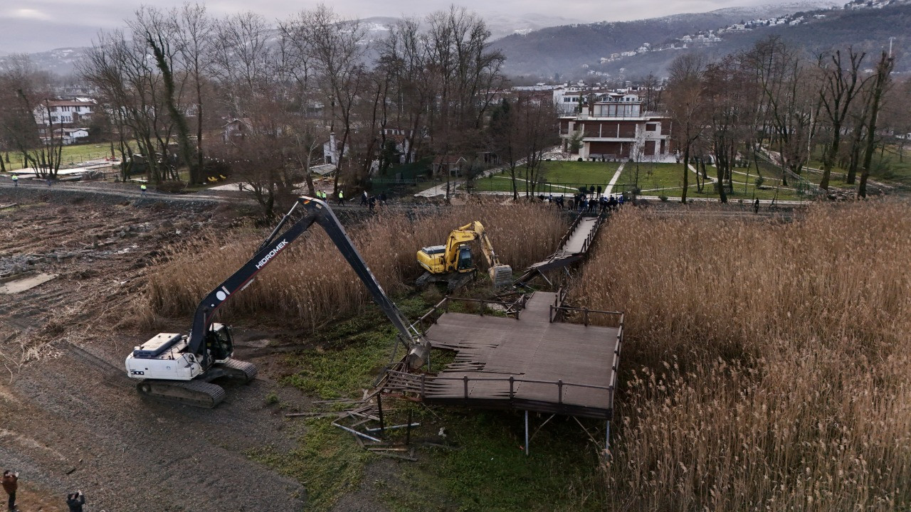 Sapanca Gölü'nde kaçak yapılar yıkıldı