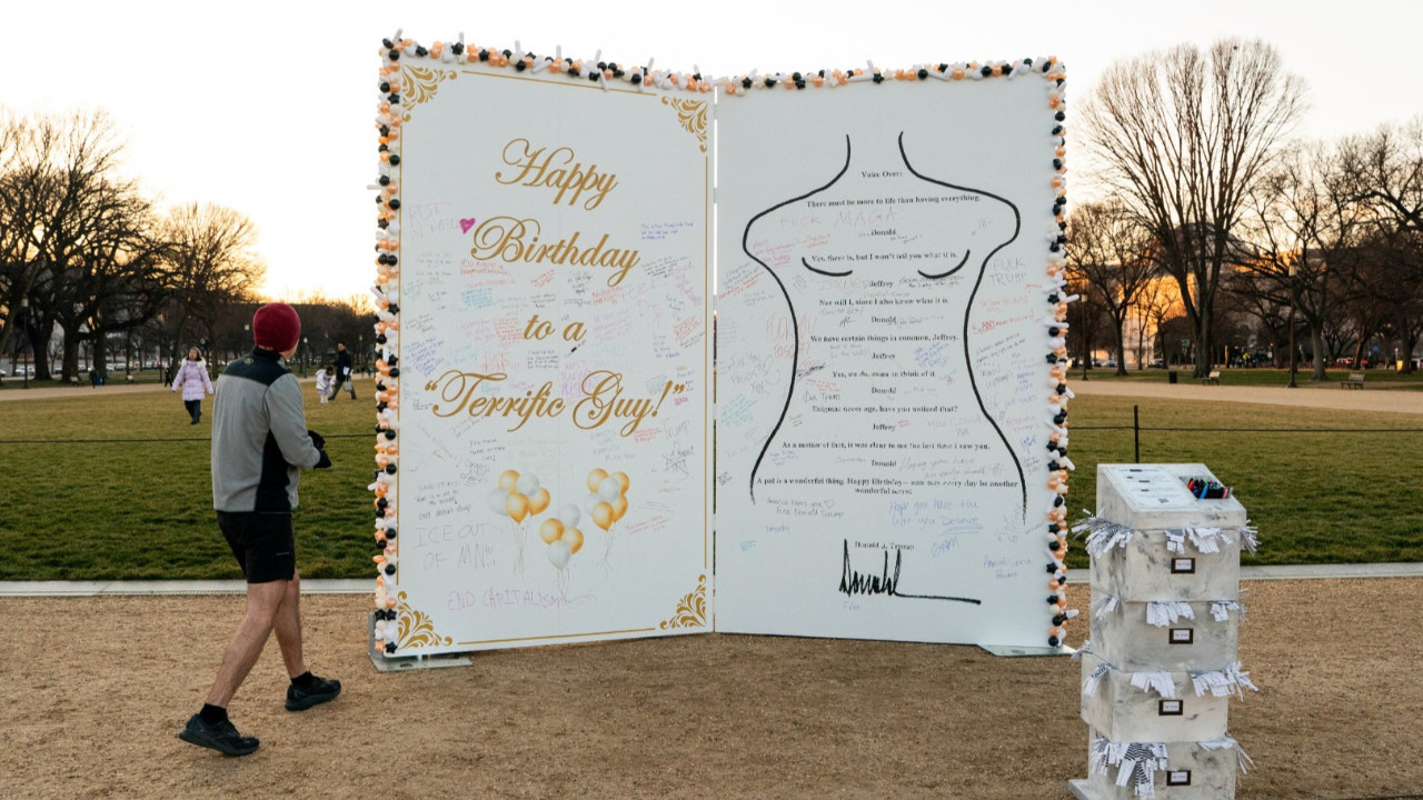 Trump'ın tartışmalı Epstein notu, dev panoya dönüştürüldü