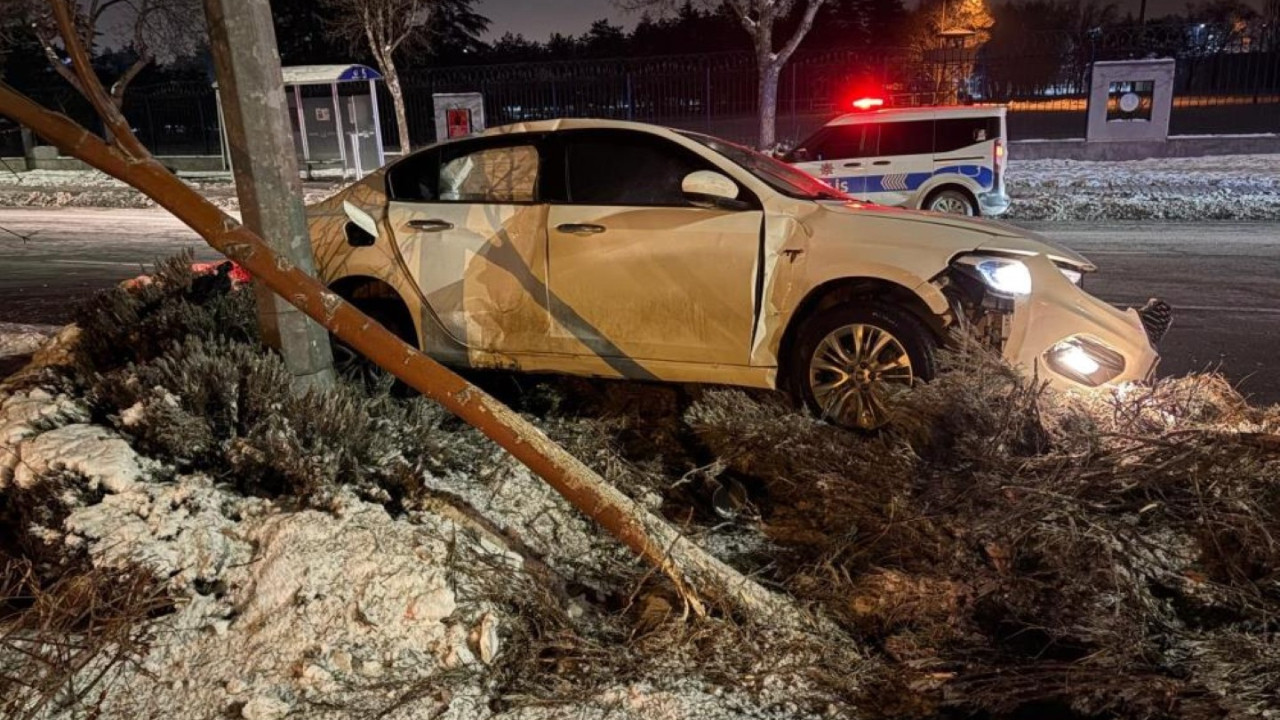 Alkollü sürücü önce ağacı devirdi ardından direğe çarptı
