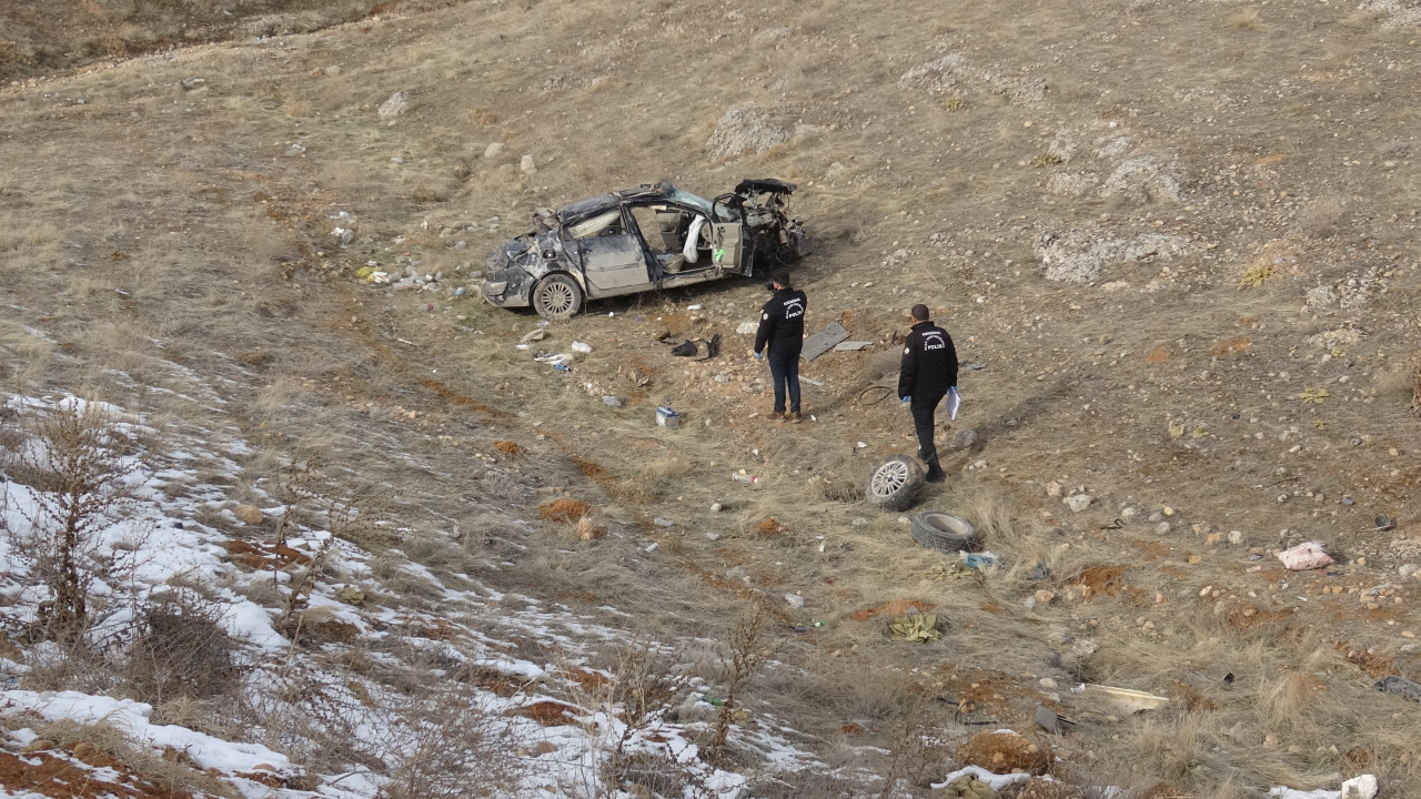 Araç şarampole devrildi: Ölü ve yaralılar var