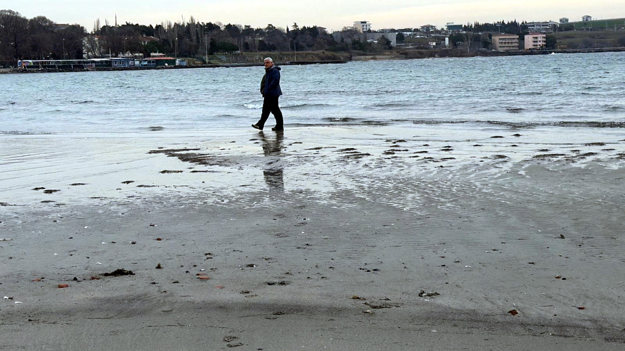 Deniz 50 metre çekildi, adacıklar ortaya çıktı