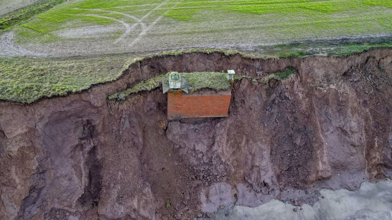 Korkutan görüntü: Nükleer sığınak uçurumda asılı kaldı