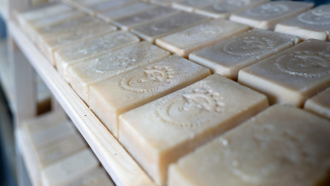 Koyun yününden elde ettiği keratinle sabun üretti