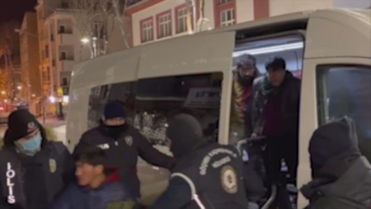 Metruk binadan 14 göçmen çıktı