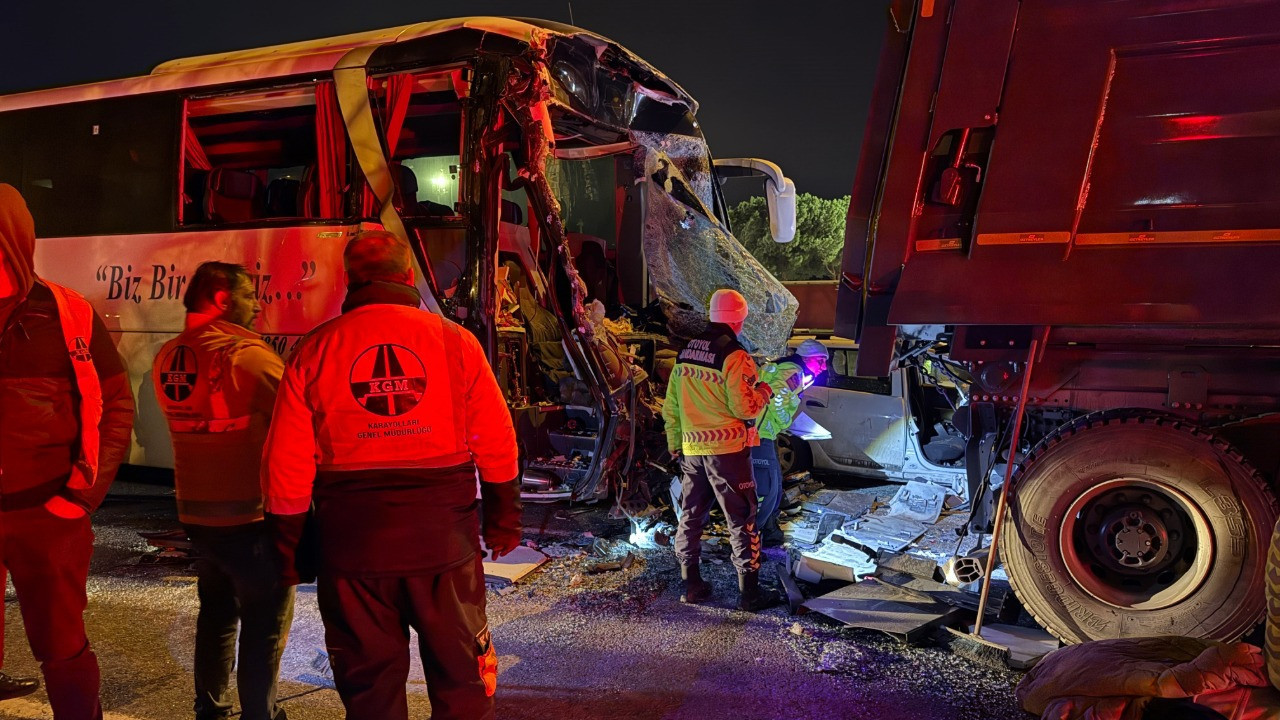 Sakarya’da zincirleme kaza: 1 ölü, 3'ü ağır 19 yaralı