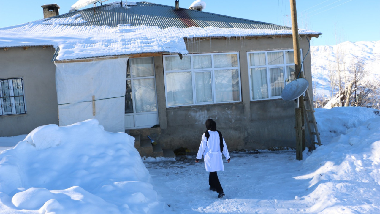 Ebe Aysel, 1,5 metre karda yürüyerek sağlık hizmeti veriyor