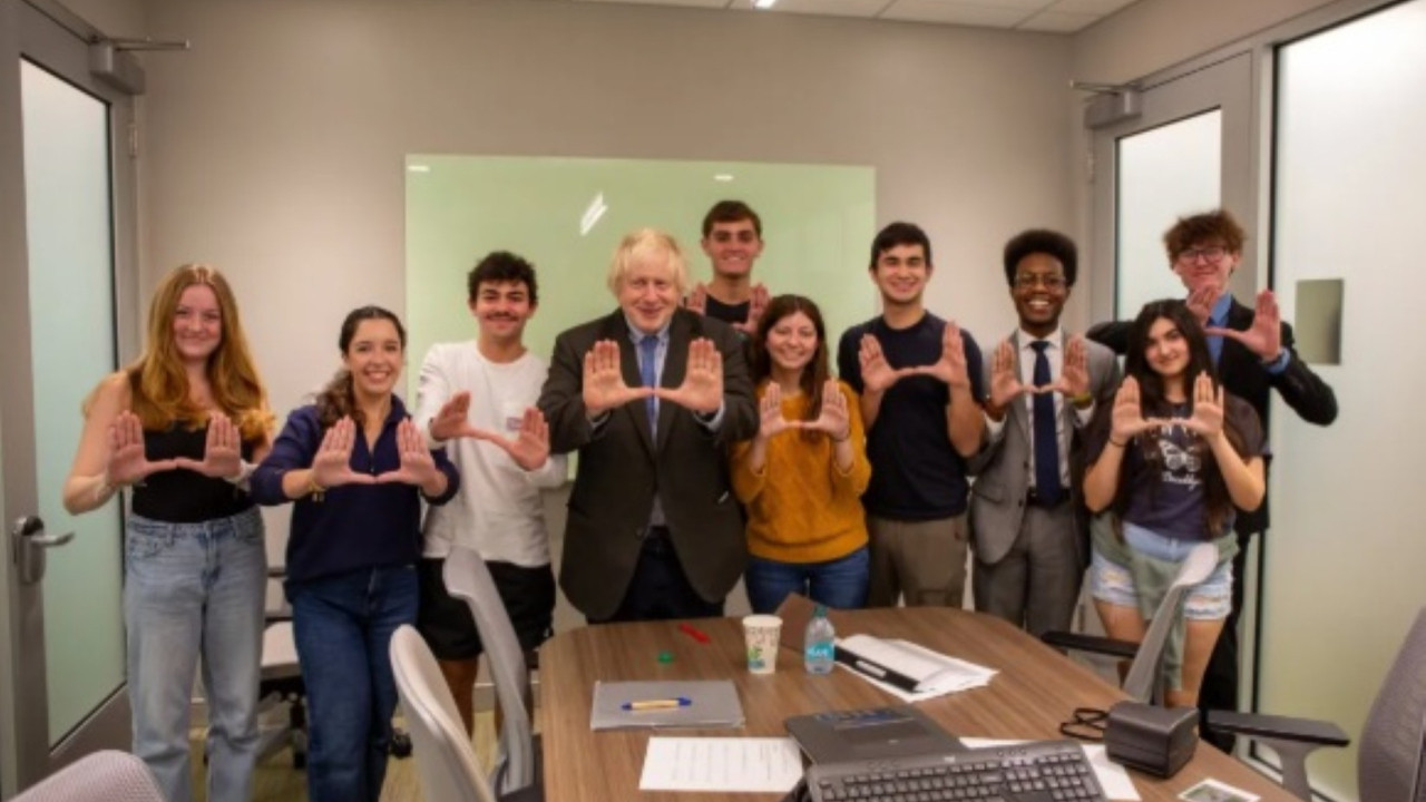 Eski başbakan, üniversite dersleriyle servet kazanıyor