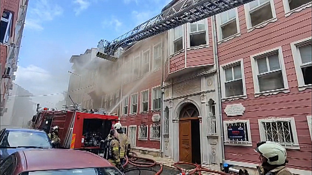 Fatih'te dergahta yangın: Ekipler sevk edildi