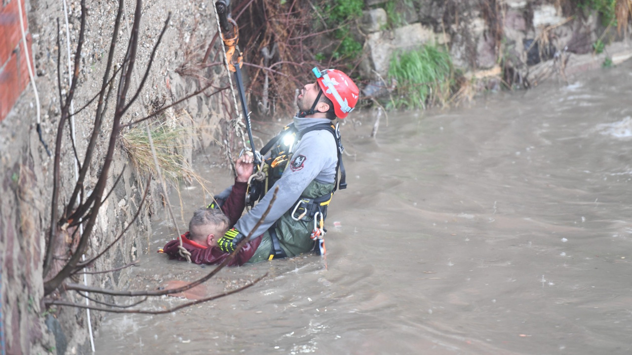 İzmir'de sağanak alarmı: Sular bir anda yükseldi, derede mahsur kaldı