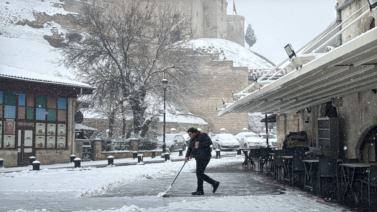 Kar bastırdı, havalimanı kapatıldı
