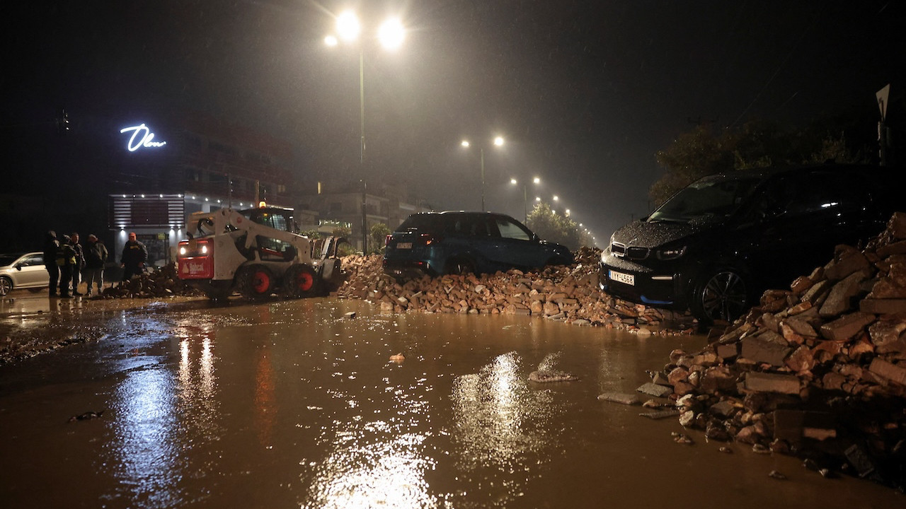 Komşuda sel felaketi: 2 kişi öldü