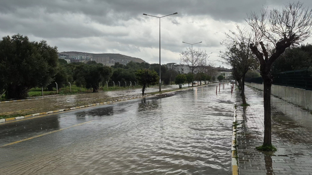 Kuşadası'nda yollar göle döndü