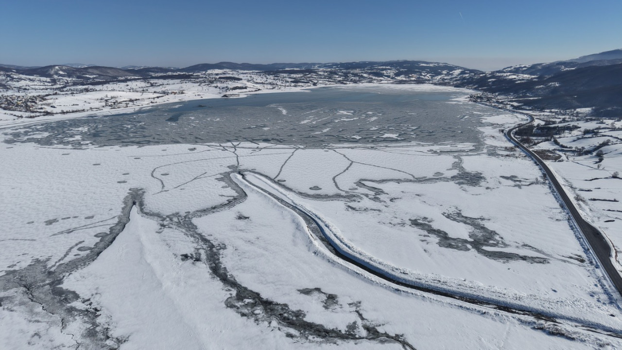 Ladik Gölü buz pistini aratmadı