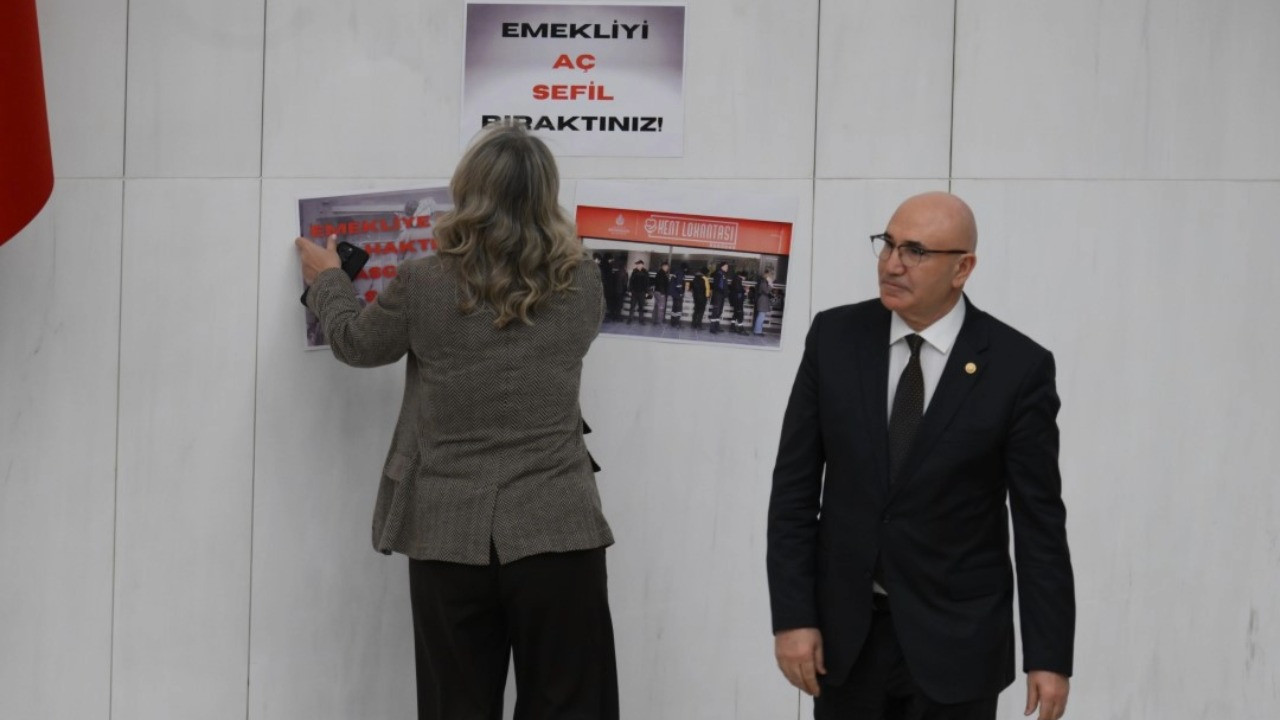 Meclis'te bir ilk: CHP'li vekiller astı, AKP'li vekil söktü