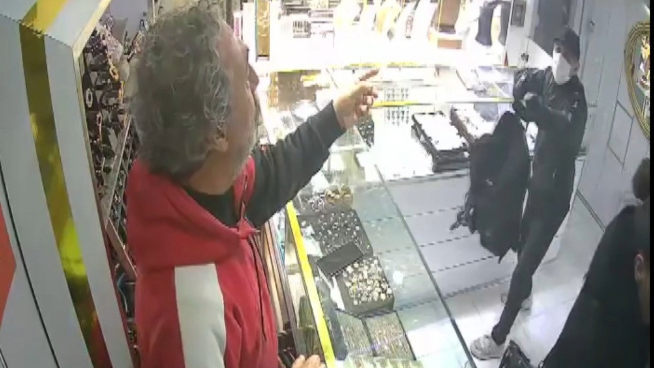 Selam verip kuyumcu soydu, metrobüsle kaçtı