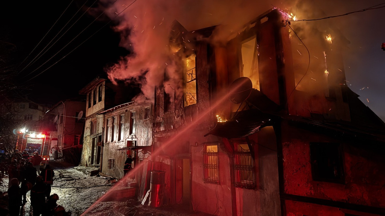 Tarihi konak kül oldu