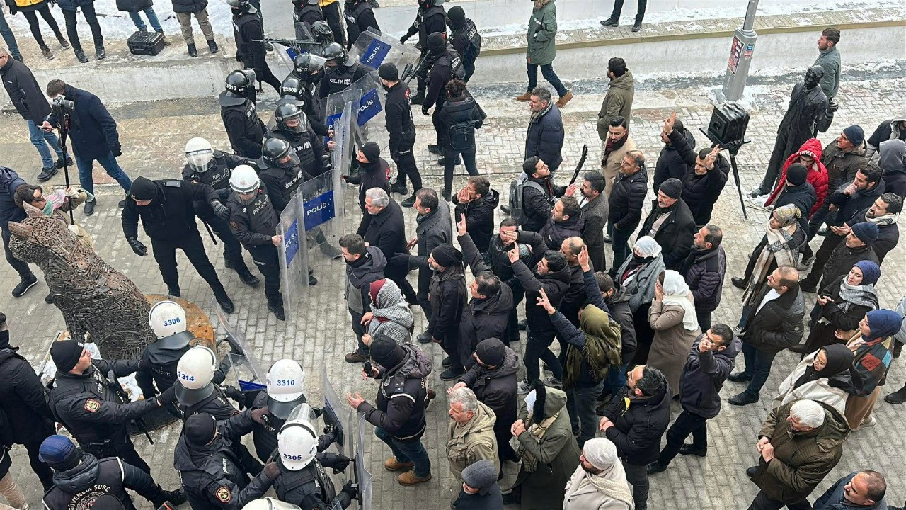 Van'daki protestolarda arbede: 2 gözaltı