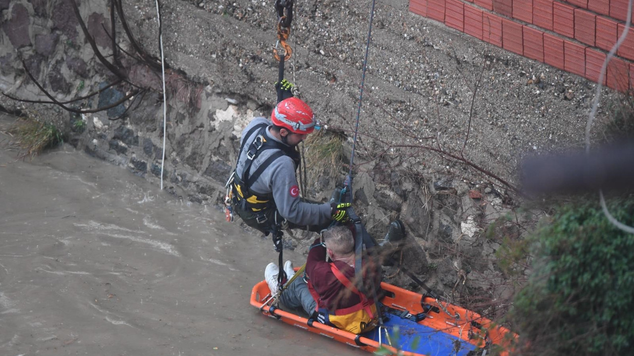 Yükselen çayda mahsur kaldı