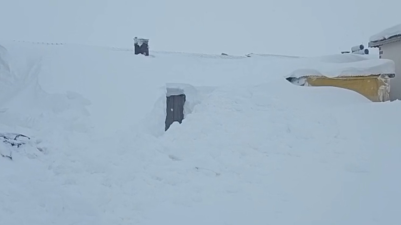 3 metre kar yağdı, hayvanlarının bulunduğu ahırın kapısını bulamadı