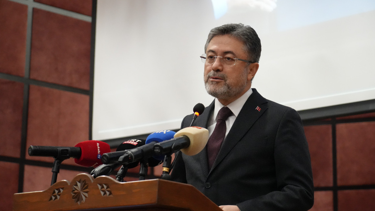 AKP'liler tezahürat yaptı, bakan siyasete girdi: 'CHP kendine çeki düzen versin'