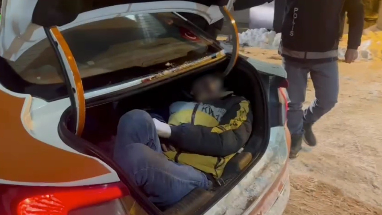 Bagajdan göçmen çıktı, iki kişi tutuklandı