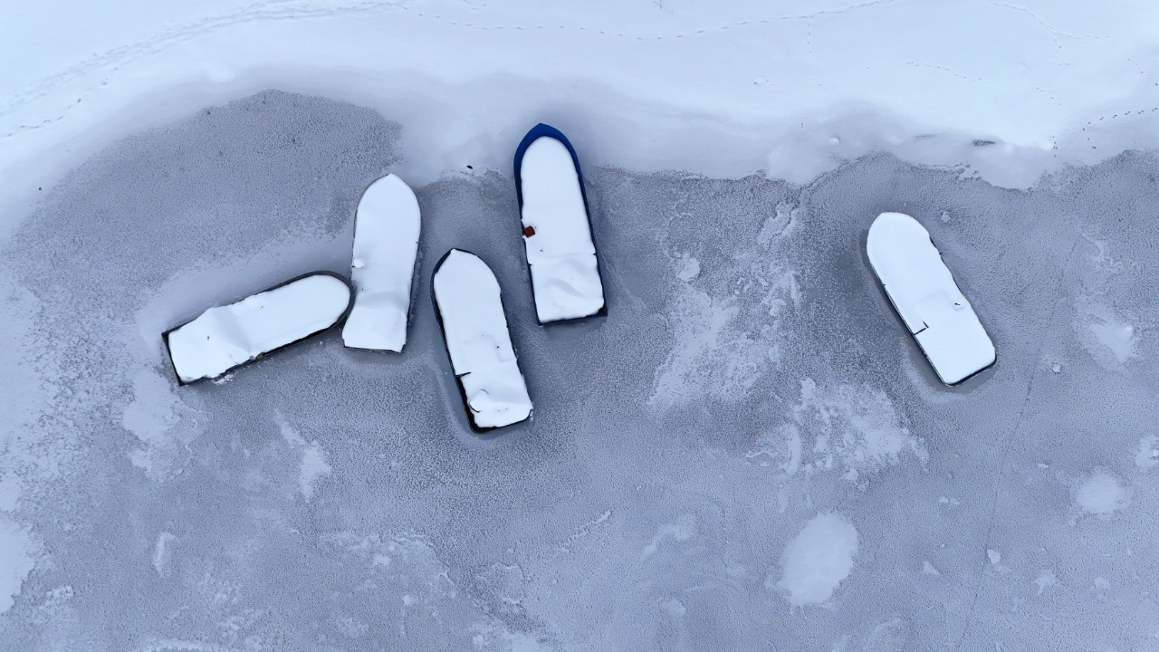 Buz tutan gölde kartpostallık görüntüler