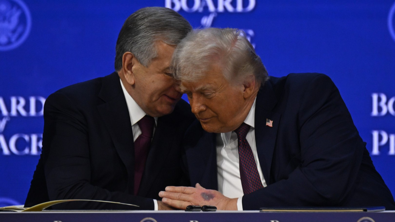 Davos'ta dikkat çeken detay: Trump'ın elindeki morluklar yine gündemde