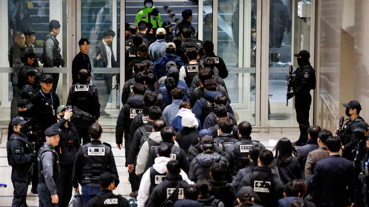 Havaalanında dolandırıcı trafiği: 73 şüpheli ülkelerine iade edildi
