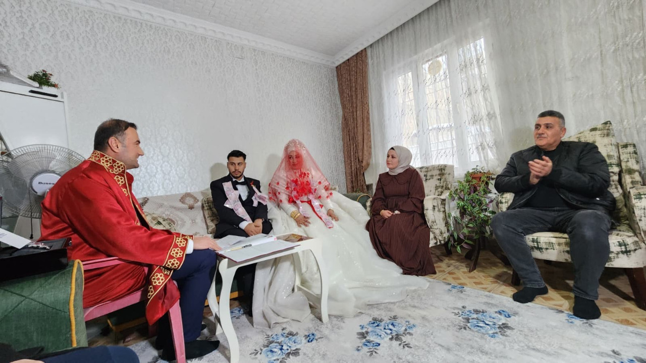Kar yüzünden salona gidemediler, nikah memuru eve geldi