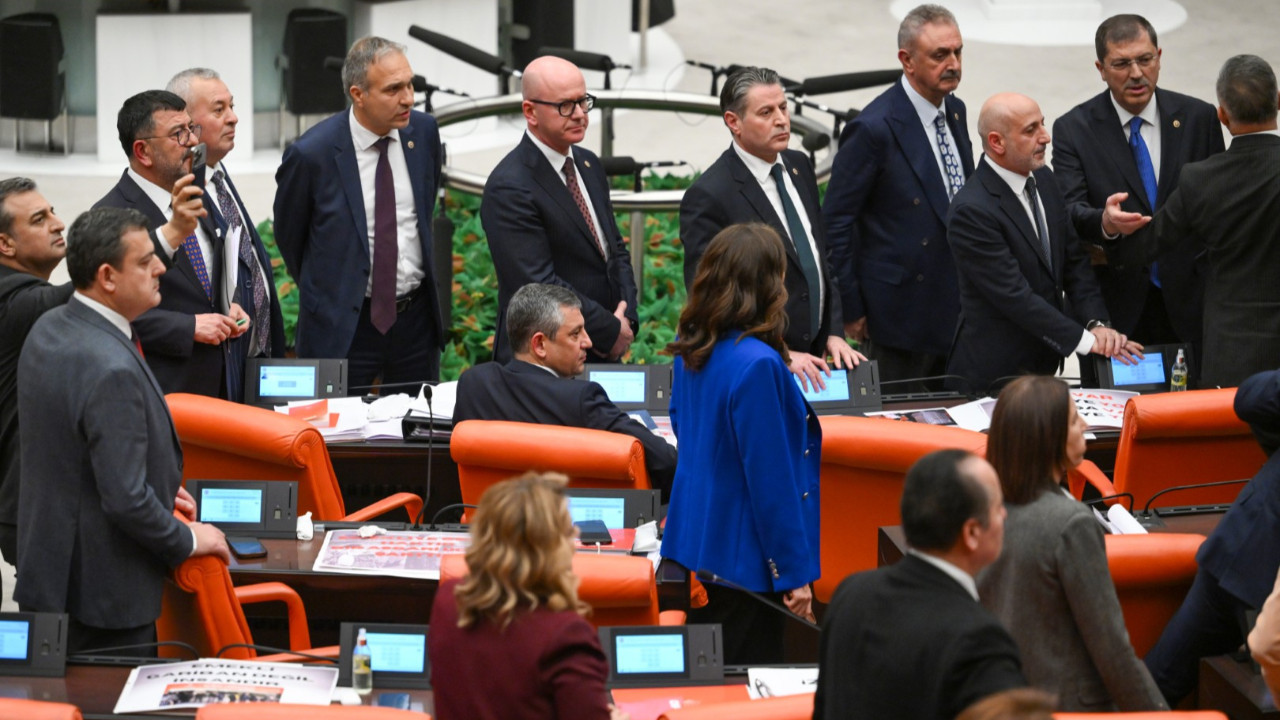 Meclis'te 'tabut' kavgası: Liderlere 'vekil duvarı'