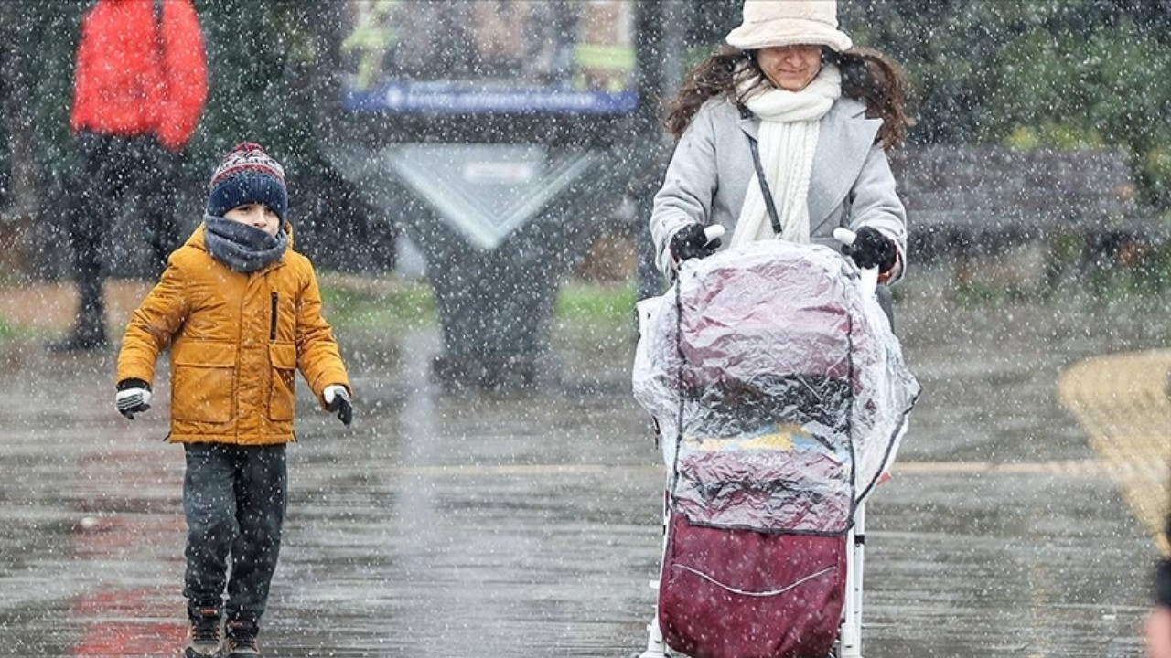 Meteoroloji'den yurt genelinde kuvvetli yağış ve kar alarmı: Birçok bölgede fırtına bekleniyor
