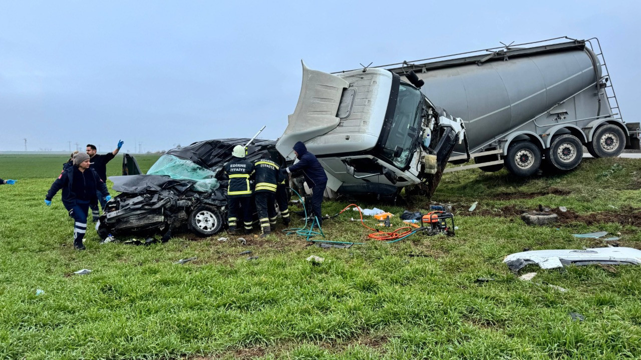 TIR'ın ezdiği otomobilin sürücüsü öldü