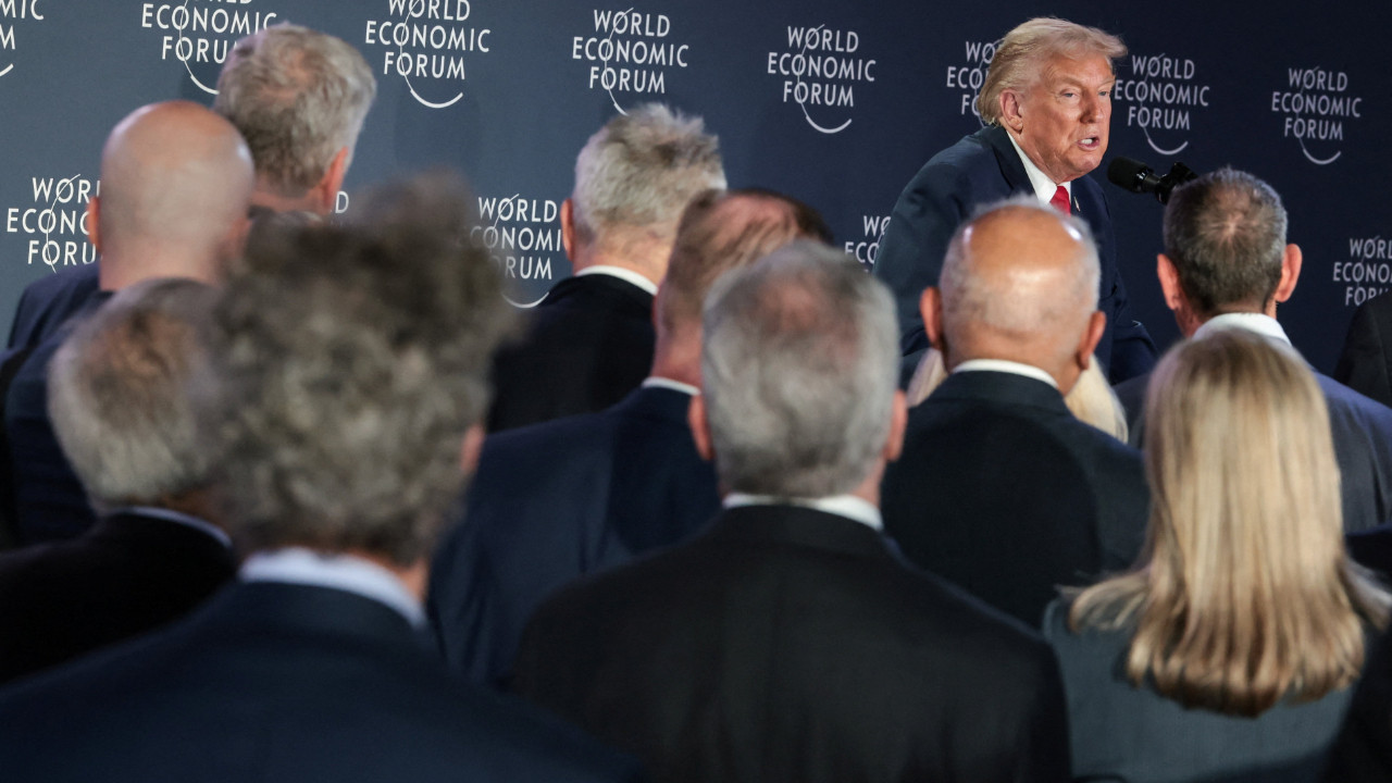 Dünyanın en zenginlerini 1 saat ayakta bekletti