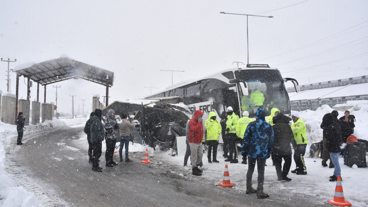 Yolcu otobüsü kontrol noktasındaki kulübeye çarptı: 4 polis yaralı