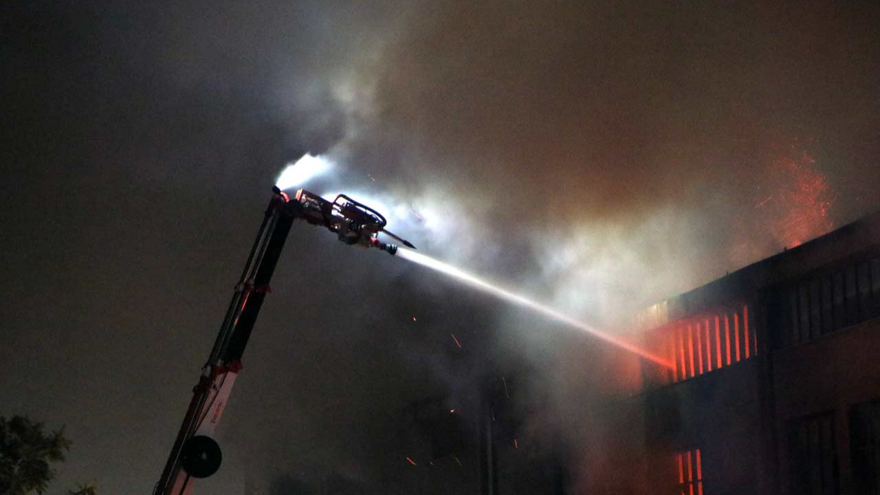 Adana’da fabrika yangını: Patlama seslerinin ardından alevler yükseldi