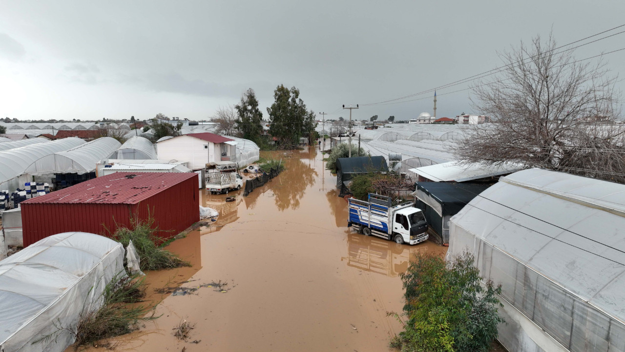 Antalya’da sağanak alarmı: Tarım alanları sular altında kaldı