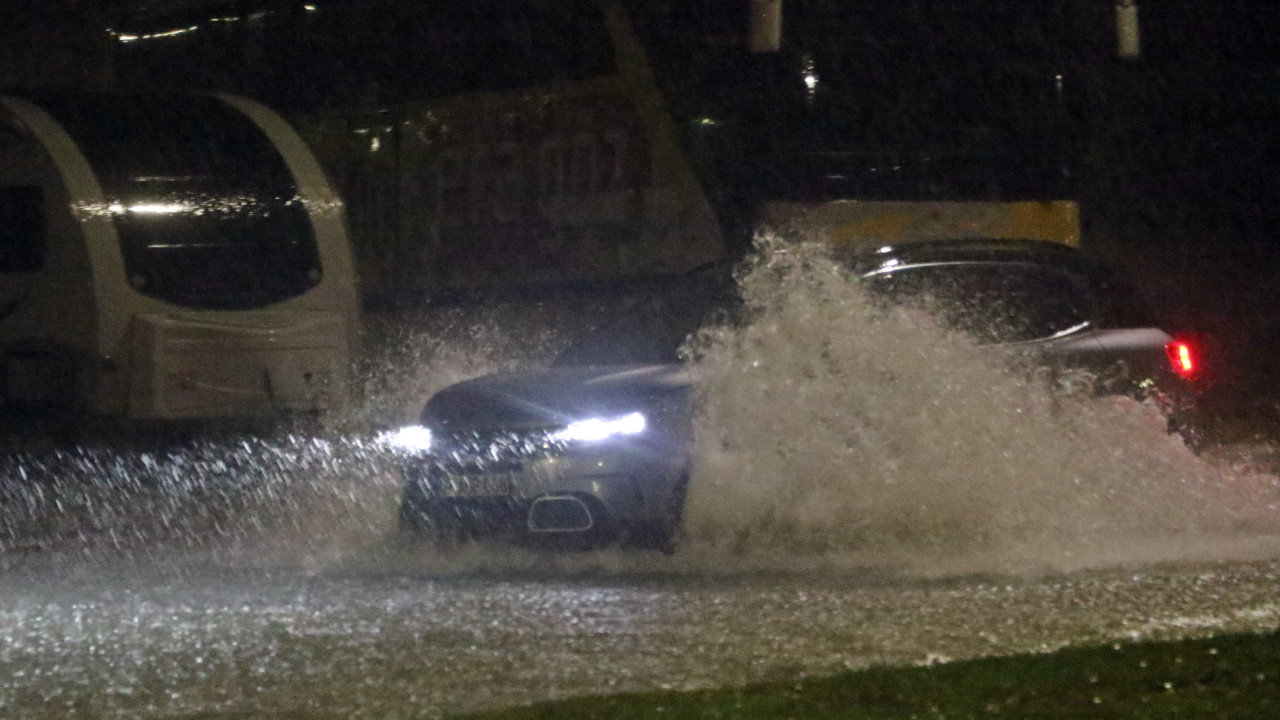 Antalya'da yollar göle döndü