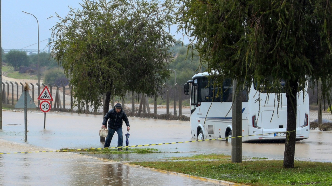 Antalya sele teslim: Hayat felç oldu