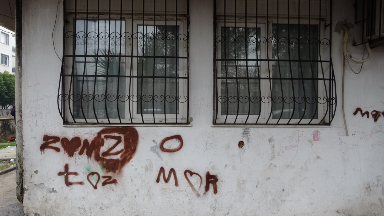 Camına 'uyuşturucu satılmıyor' yazısı astı